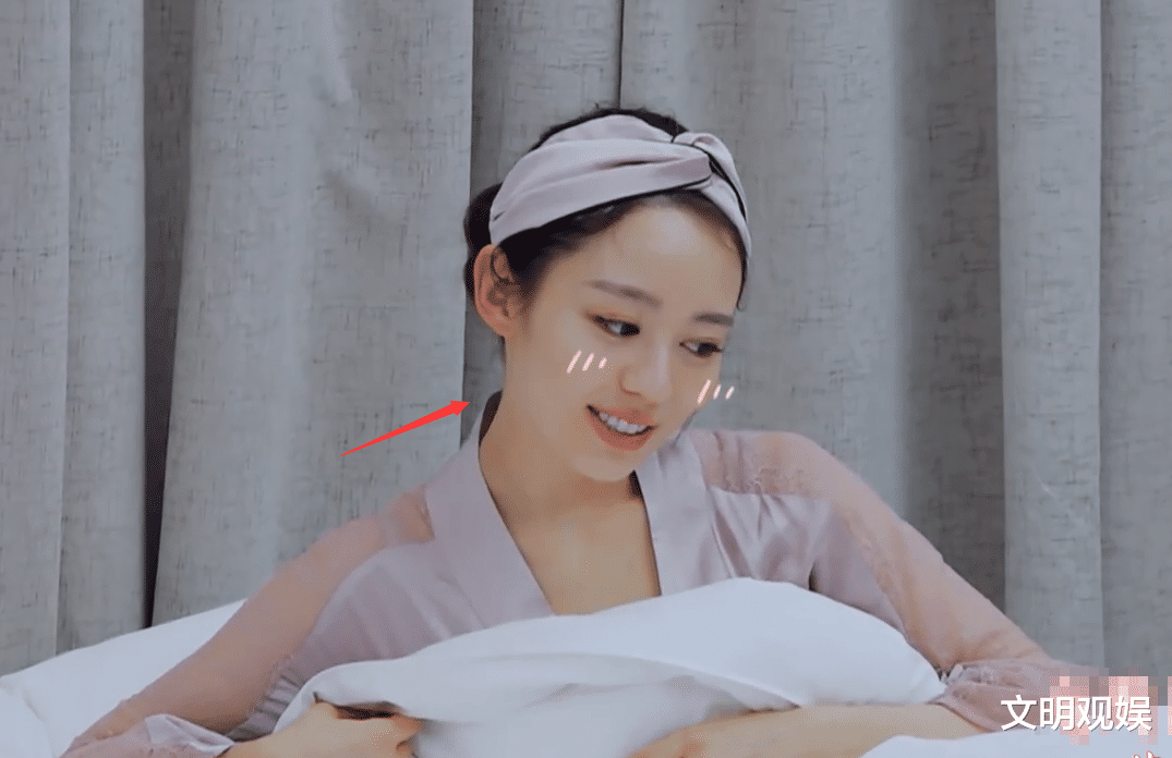 「吉娜·爱丽丝」平日见吉娜都是化着浓妆，当她睡前卸妆素颜后，这颜值是认真的吗