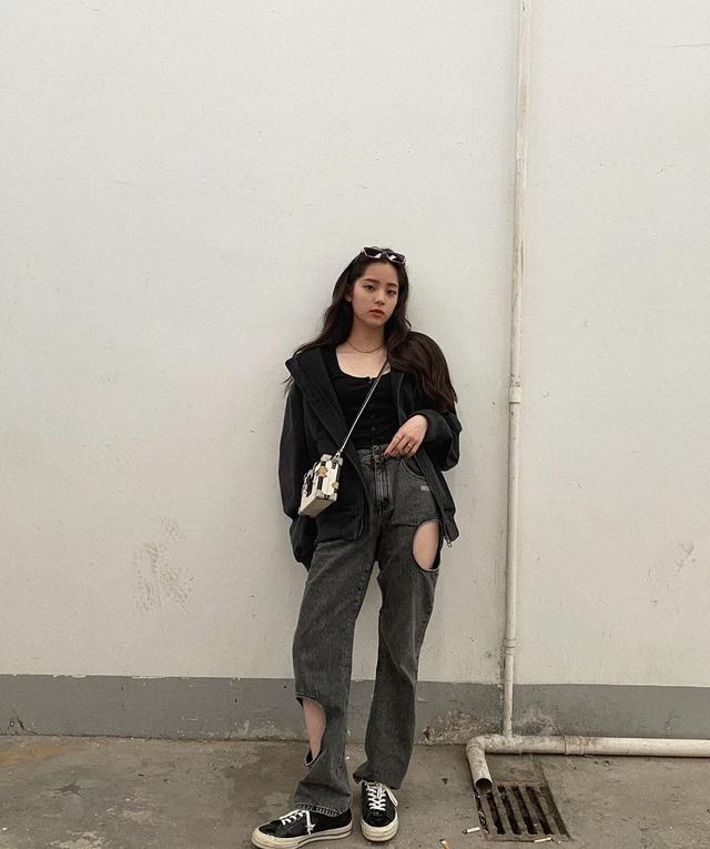 穿衣搭配：《拜托了冰箱》的小吃货娜比，小熊毛衣搭配复古丝巾发带，甜美精致的元气女孩！