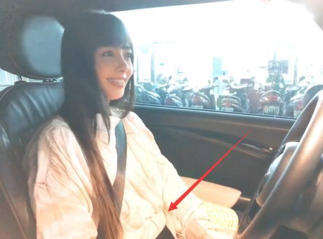 郭碧婷|郭碧婷被曝怀孕六个月后首现身，为遮挡肚子巧花心思，但孕肚仍很明显