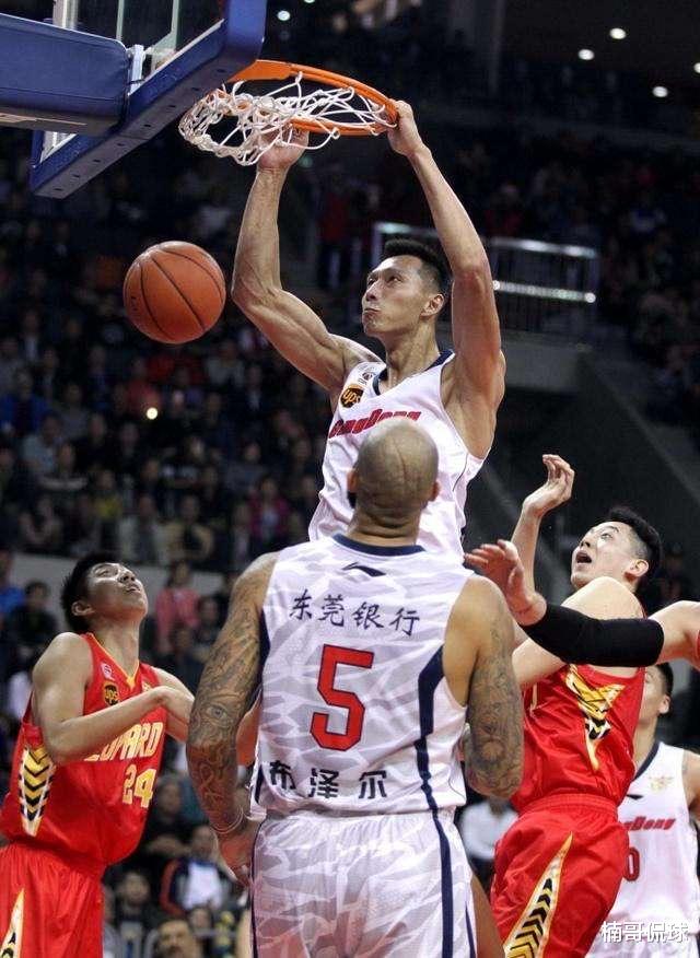 易建联|易建联已出院！将赴美与家人团聚；模特妻子美丽很低调，在美生活