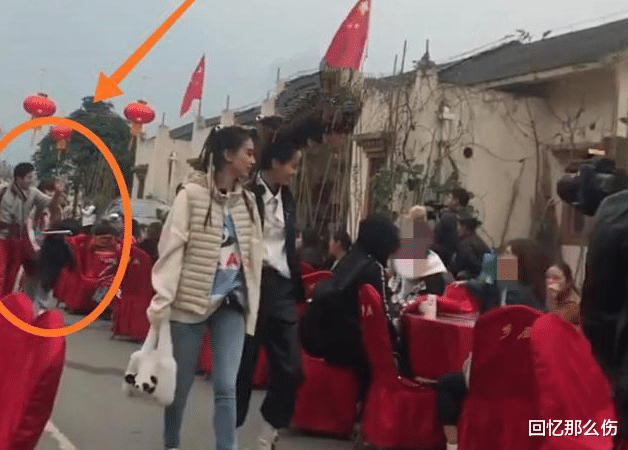 54歲蔡國慶出現在農村婚宴，大紅褲子惹人註目，看看狀態怎麼樣-圖2