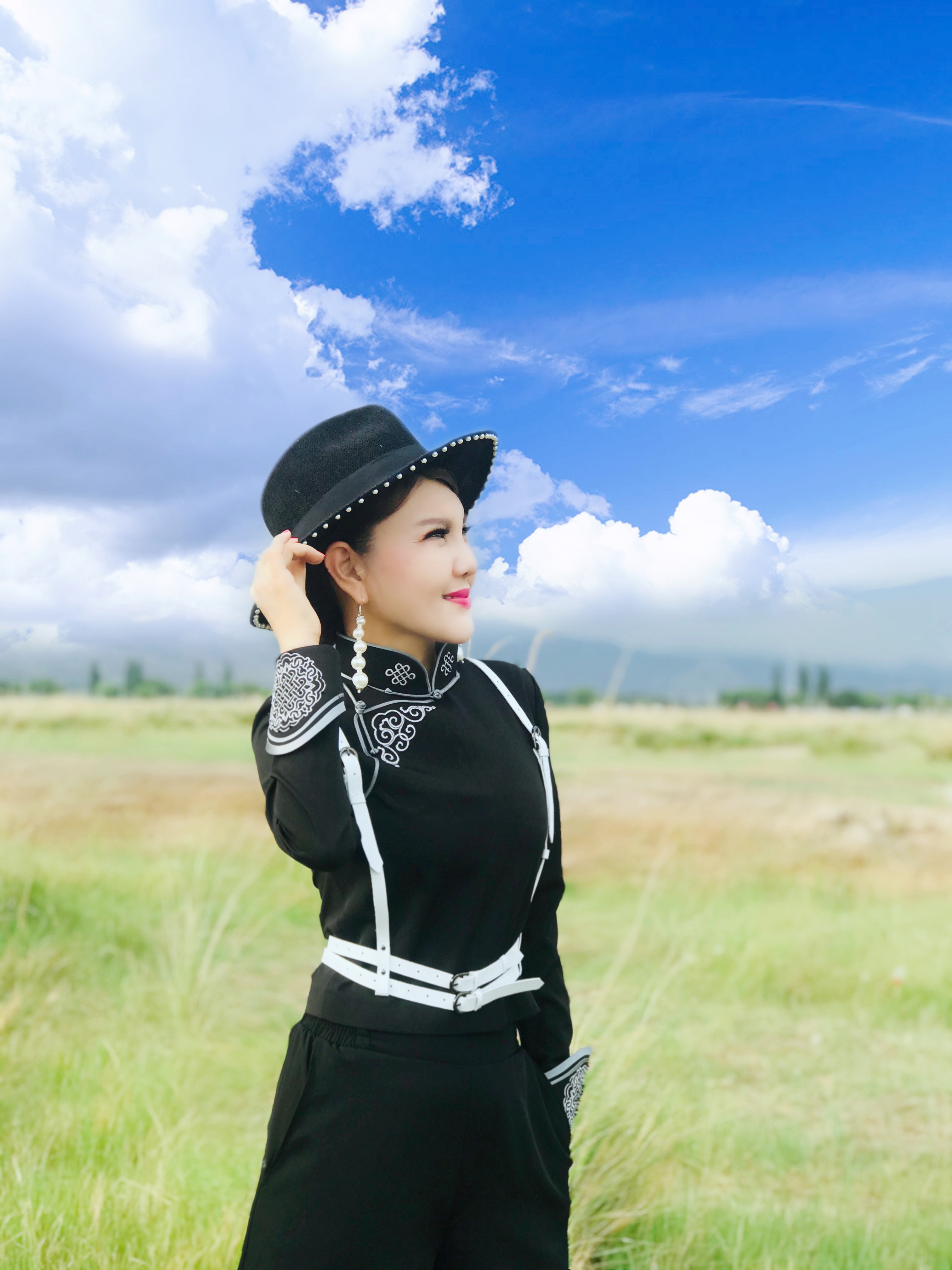 乌兰图雅|乌兰图雅最新单曲《草原上信号不太好》魔性上线