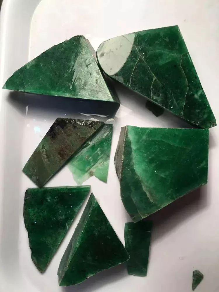 蜘蛛▲满绿料子裂成蜘蛛网,霸王裂竟然之中抠出98颗戒面,绝境出高绿啊!