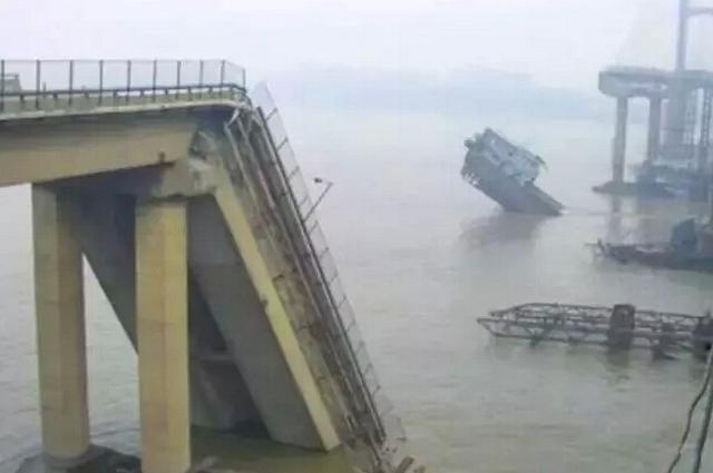 越南新建大橋一夜坍塌，上萬民眾站出來高呼：讓中國賠3000億！-圖6