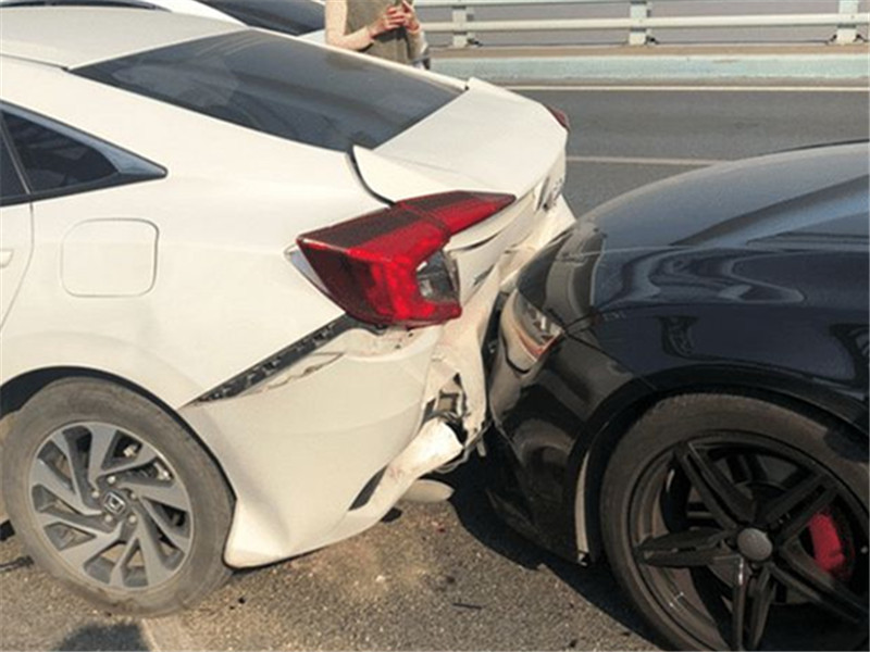 奥迪A7|奥迪A7撞上本田思域，车损车距过大，路人：不愧是“纸糊车”！