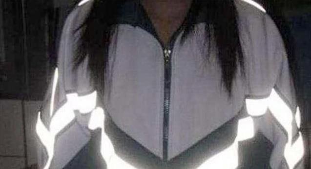 「早恋」校长设计“防早恋”校服，样品一出，学生们慌了：晚上一抓一个准