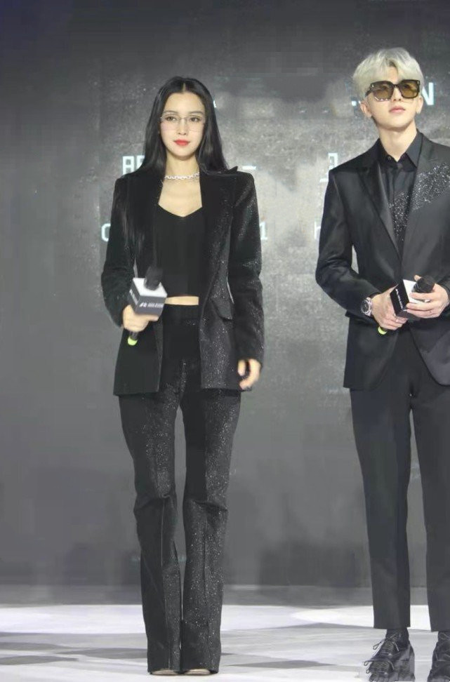 西装|辣妈孙怡出席活动，穿西装内搭抹胸够大胆，裤腿粗如水桶走路拉风