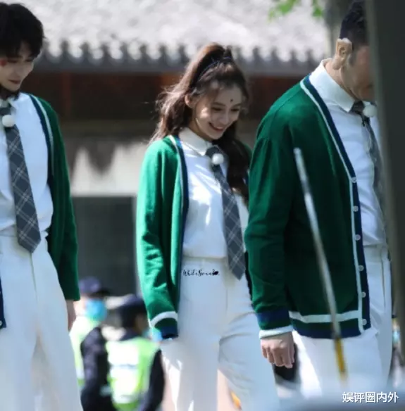 「沙溢」《奔跑吧》成员绿衣配白裤：蔡徐坤满脸络腮胡，沙溢戴猪耳朵，Baby笑容甜美