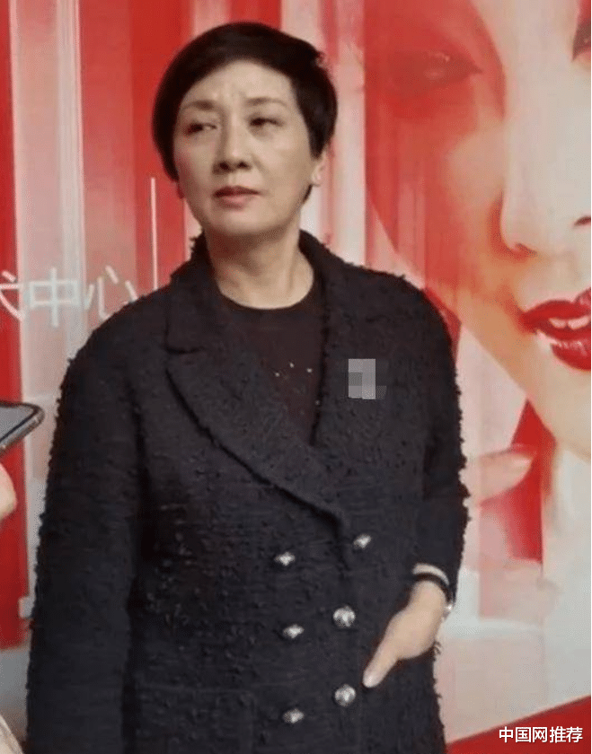 牛骏峰|邓婕近照撞脸赌王四太，穿5万外套显阔气，与张国立住上亿别墅？