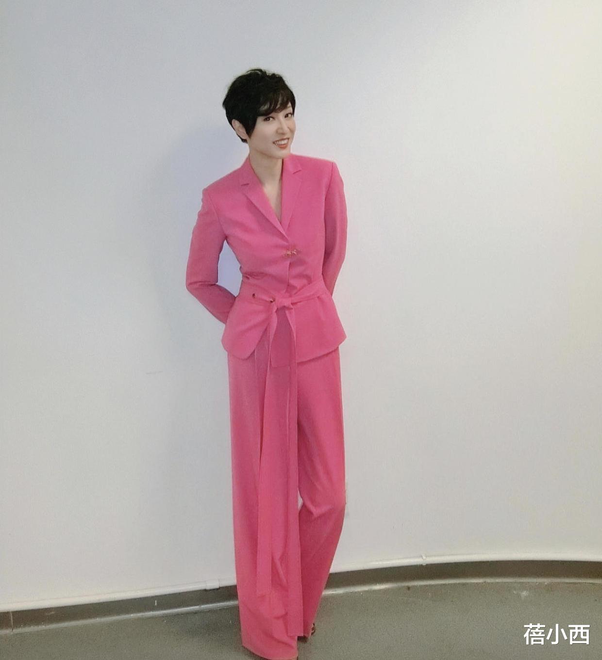 范冰冰|陈法蓉哪像66年的人？穿毛绒粉色外套配短发，状态好得让人羡慕