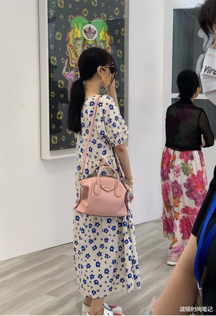 范冰冰|范冰冰低调亮相，穿印花裙扎低马尾气质温柔，一旁老妈造型更招摇