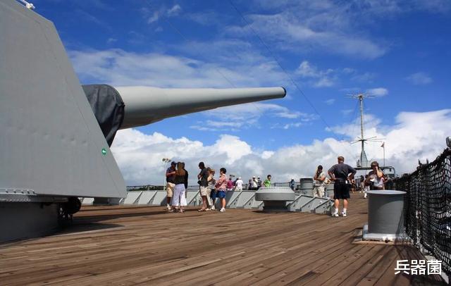 战列舰@明明钢材更坚固，为何以前的战列舰甲板要用木材来铺设？