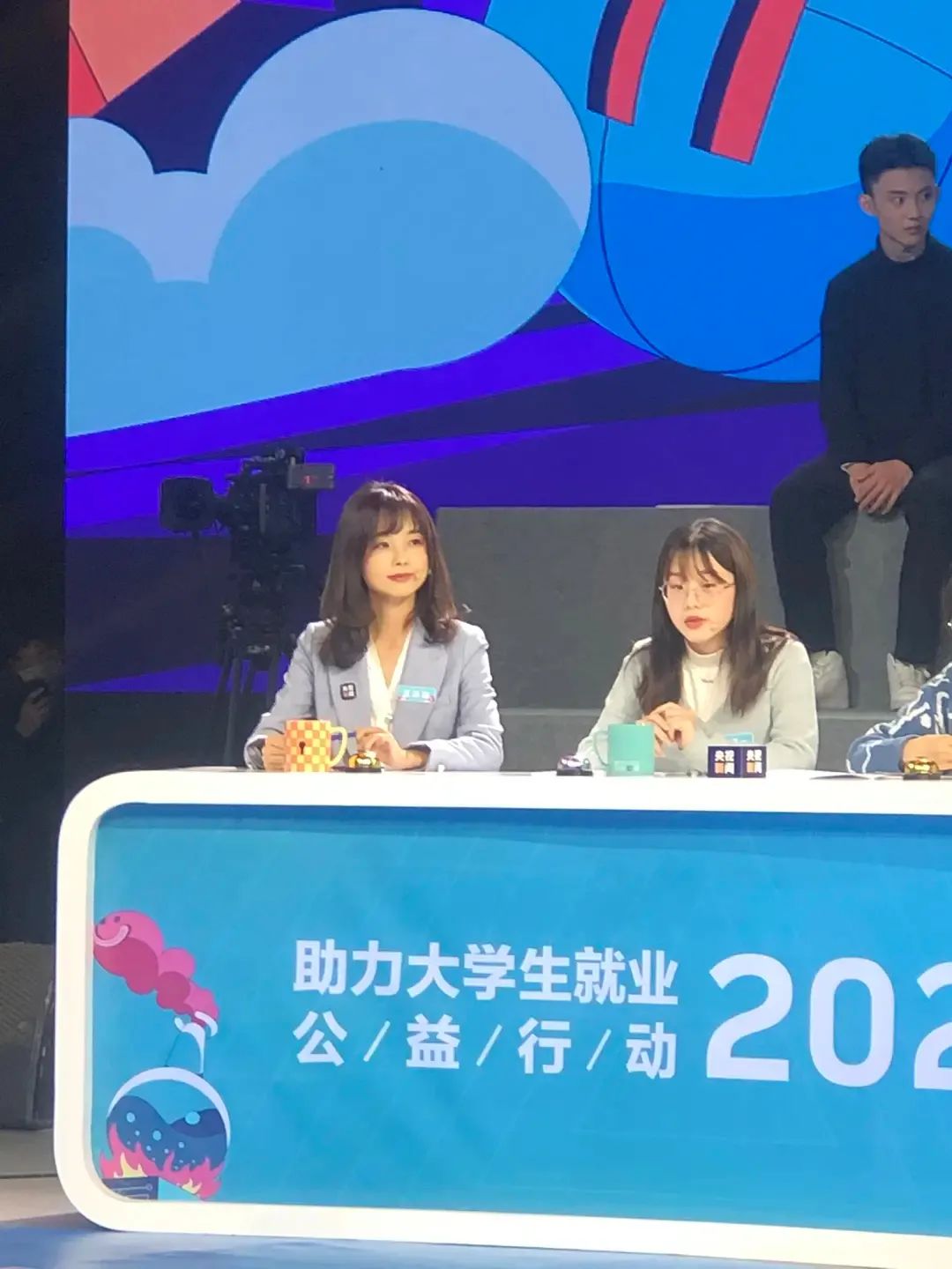 央视|被霸道总裁牵手,她最近人红是非多啊