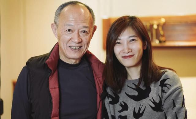 「金士杰」57岁时娶了他22岁的学生, 60岁突然喜得双胞胎, 今过成这样