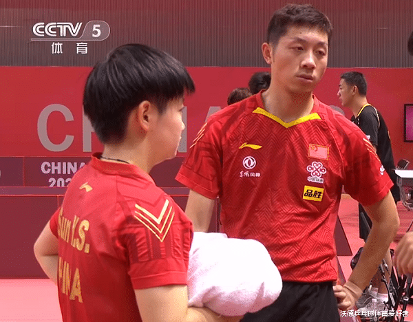 许昕|恭喜！国乒双打王许昕带小魔王4-3险胜进决赛，双王组合迎复仇战
