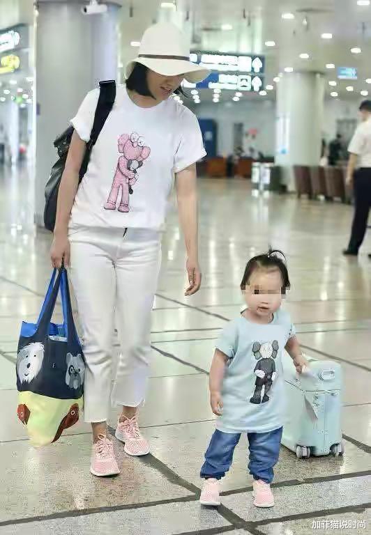 #朱丹#朱丹真不长心！一家三口走机场又不化妆，肤色差成了一家人的亮点