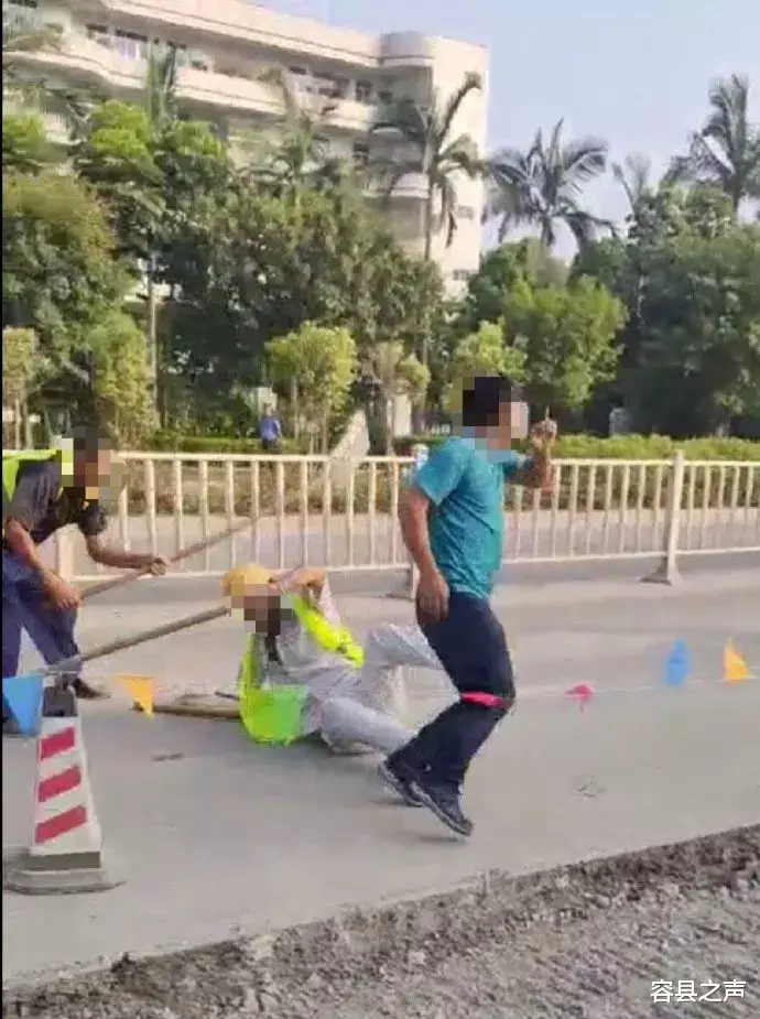 容县之声|广西两个施工队当街打架，棍子、铲子生产工具都用上了，场面混乱