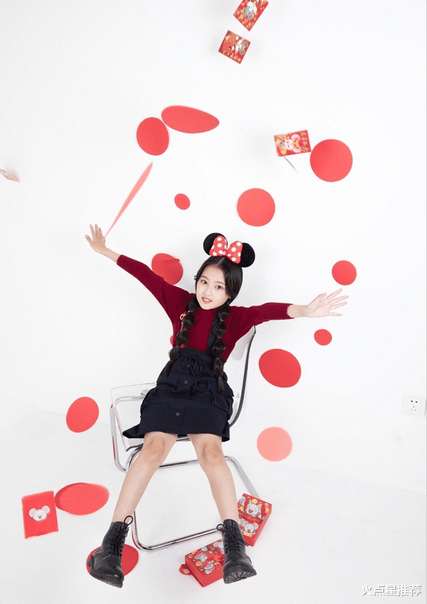 『鹿晗』鹿晗“妹妹”长大了,才10岁就会穿背带裙配“毒汁靴”,腿比电棍细