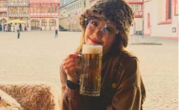 周星驰：她18岁被周星驰看中，签约8年只拍了2部戏，近照曝光，美到不可方物