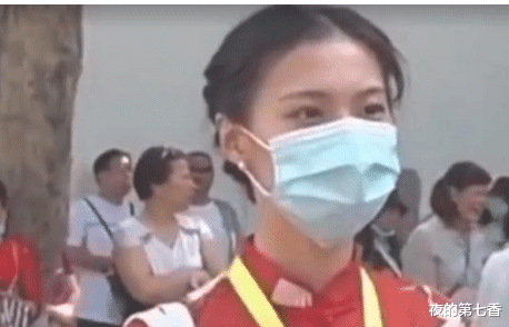 作文|高三班主任因颜值走红，为给学生加油买五套旗袍陪考，摘下口罩后我心动了