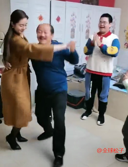 谢广坤|谢广坤与儿媳王小蒙翩翩起舞，表情有点“不正经”，画面颇为好笑