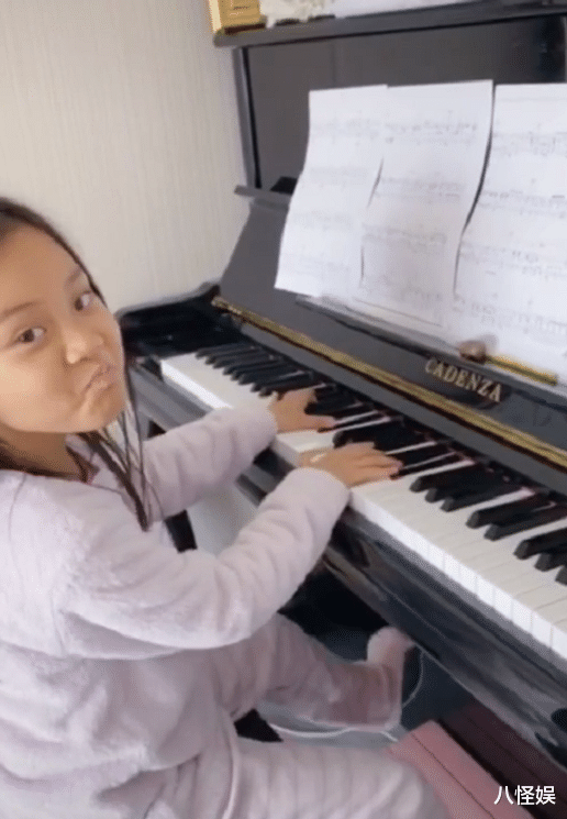 [李小璐]李小璐偷录女儿弹琴，遭甜馨嫌弃，钢琴上照片像极全家福惹关注！