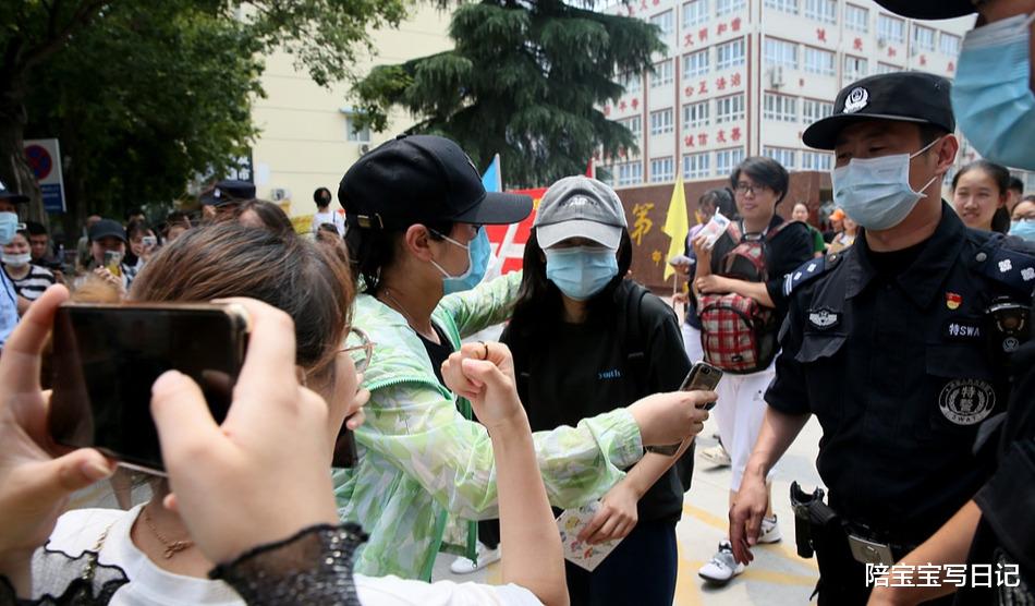 张子枫|张子枫高考前还在录综艺,学霸+天才双重人设,她不累吗?