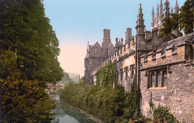 女孩|中国“最惨”一所211大学:分数降到了二本线,新生却还想退学?