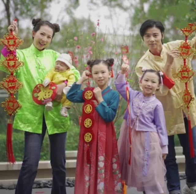 蔡少芬■蔡少芬父亲节晒照,祝张晋为家人做牛做马,弟弟帅气出镜一脸呆萌