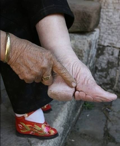 李煜|她15岁靠“三寸金莲”嫁富户,每次洗脚疼到崩溃,丈夫却喜欢的紧