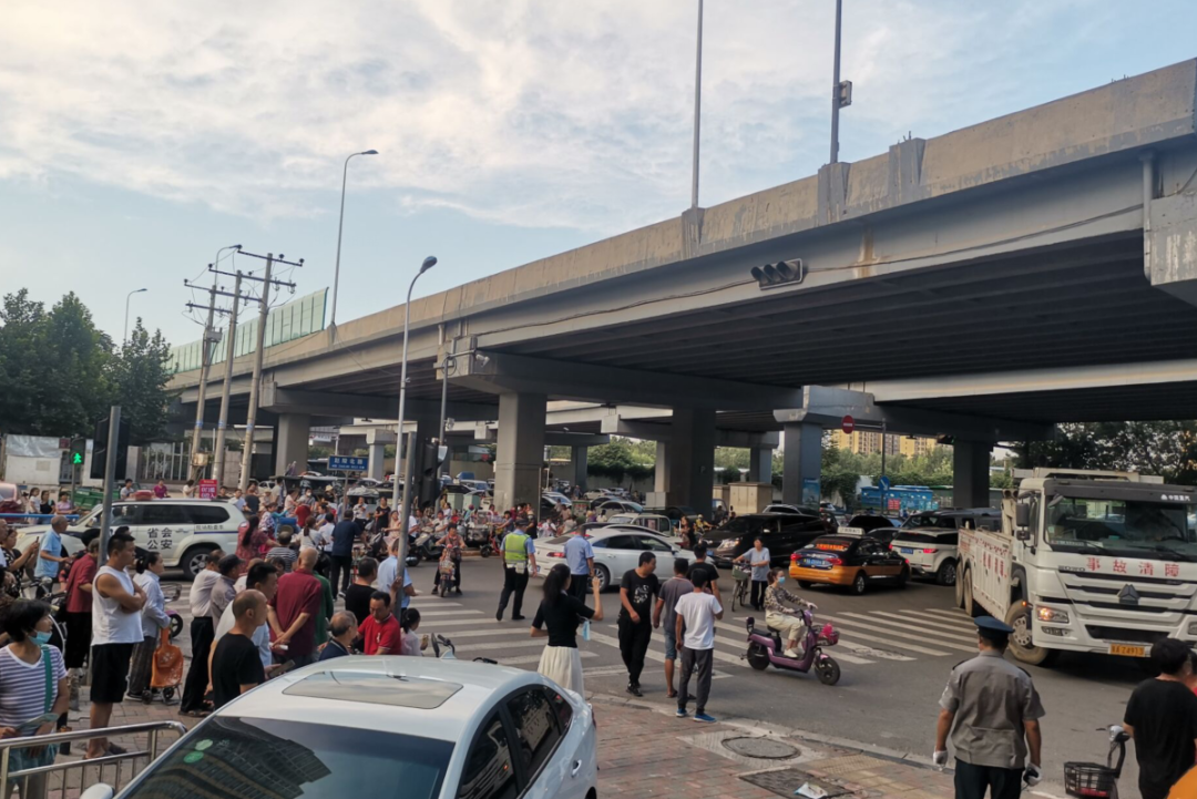 河北交通广播|突发！石家庄一货车冲下高架桥！