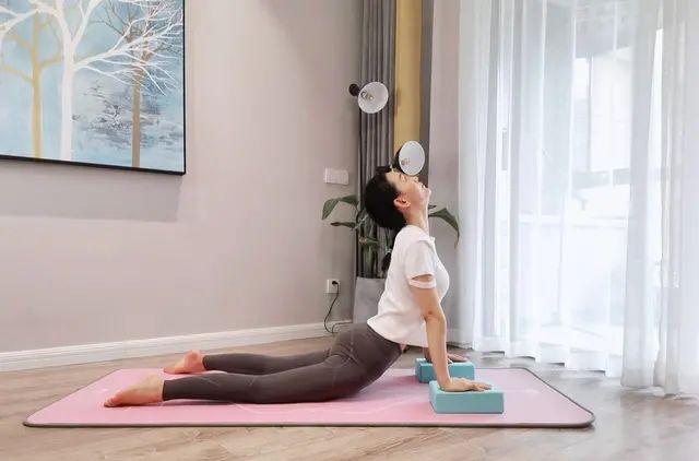 【健身】瑜伽初学者必备工具,瑜伽砖怎样选择,附瑜伽砖矫正体态动作!