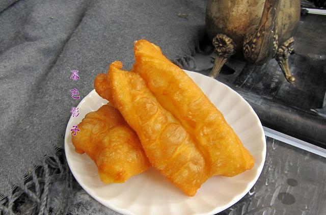 「炸油条」油条炸得不蓬松，制作方法不对，这做法简单零失败，早餐边炸边吃
