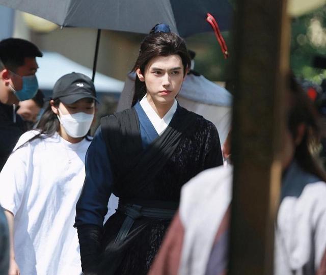 陈瑶■《皓衣行》最新路透来了，陈飞宇晒墨燃的珍珑棋，陈瑶的腿太细了