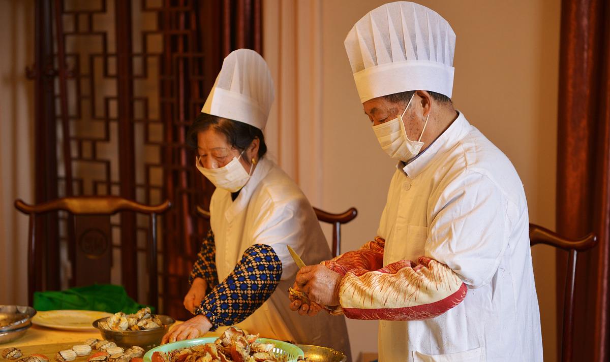 设计师|法国人来中国餐馆吃了一份大闸蟹，扔下100元就走，老板立马拦住