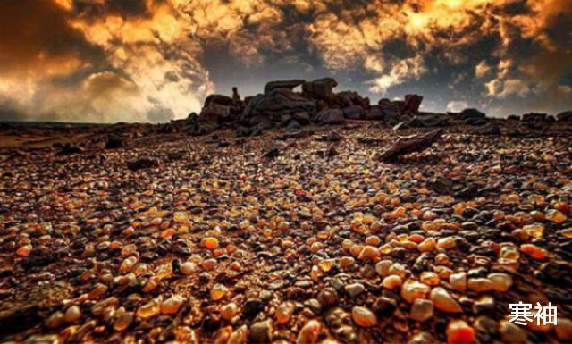 寒袖|内蒙古干涸湖泊遍布“五彩石”，商家雇牧民捡石，三年损失过亿