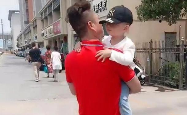 时尚发型@时髦姥爷带娃走红，穿着时尚发型帅，网友调侃：还以为是孩子爸