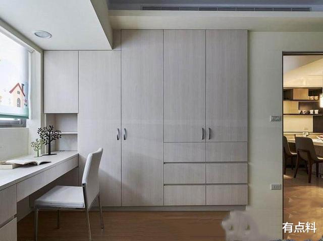 【】衣柜还能这样设计？底部掏空塞个台面，一招解决床头柜堵衣柜问题