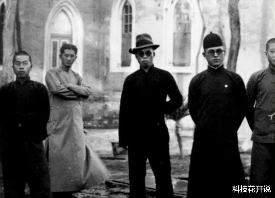 日军|镜头下真实的日本鬼子:图7围着人堆补刀的鬼子,图9拉着美国女警官奔跑