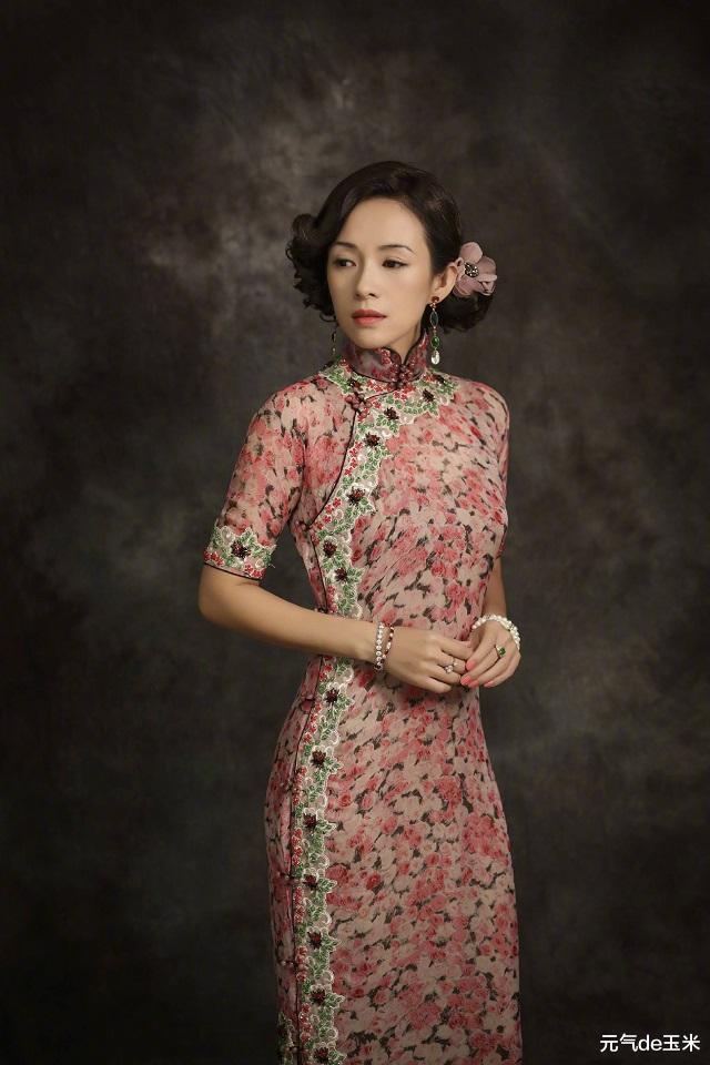 『连衣裙』章子怡剪短发太惊艳了！穿姜黄色衣服裙气质优雅，又美出了新高度