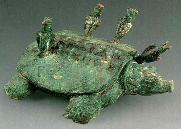 河南|河南老大爷钓鱼竟钓到只\乌龟\，龟背插着4支箭，专家：最低18亿