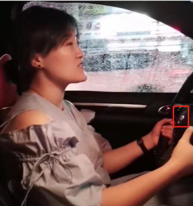 「葛珊珊」《乡村爱情》王云晒近况，大饼脸变瓜子脸，百万豪车太抢镜