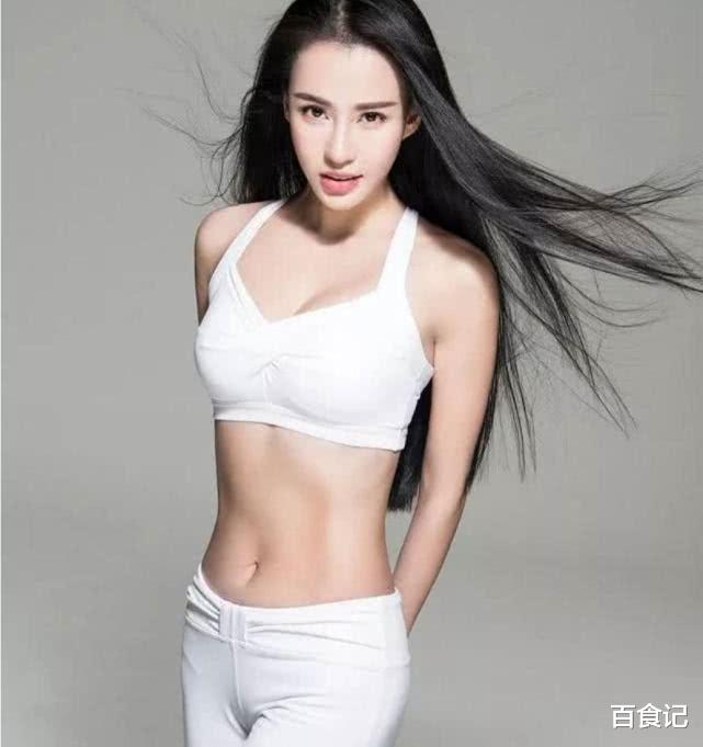 [成龙]她因身材太好被成龙看中，成为新一代“龙女郎”，身份特殊拥有优雅外号