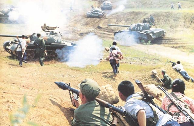 「突击步枪」81式才是最强步枪，我国40年前淘汰上百万把AK47：全面换装81步枪