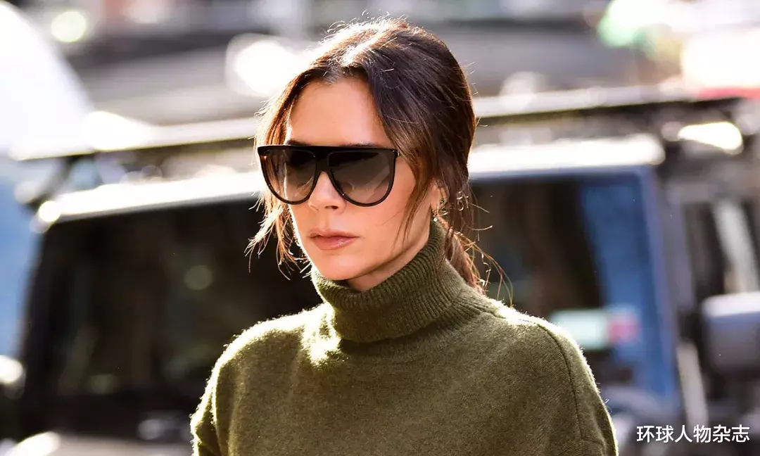 维多利亚·贝克汉姆■一边买豪宅，一边申请救助金，炫富成瘾的贝嫂，从女强人变成“吸血鬼”了？