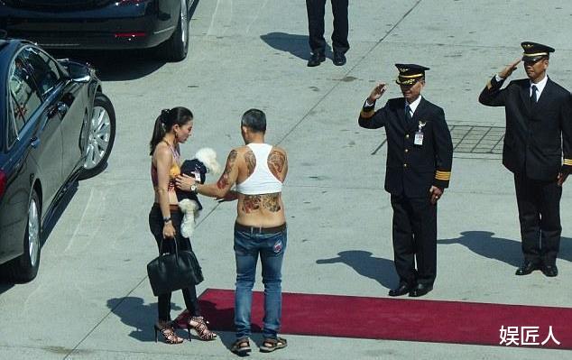 诗妮娜|泰35岁废妃出狱后首亮相!小背心紧身裤好性感,难怪泰王念念不忘