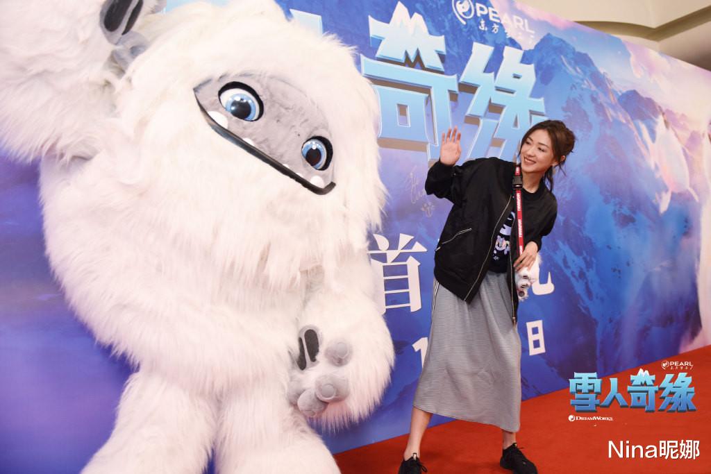 短裤@万茜携女过61儿童节，38岁万茜短裤戴翅膀太抢镜，母女同框像同辈