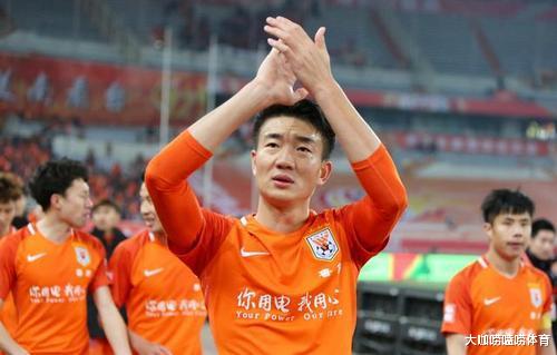 戴琳|中超恶人上演“断腿式飞铲”，吃红牌怒推裁判，拒绝离场辩称无罪