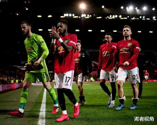 曼联|凌晨4点! 曼联做出争议决定: 将33岁巨星逼入绝境, 球迷质疑声一片