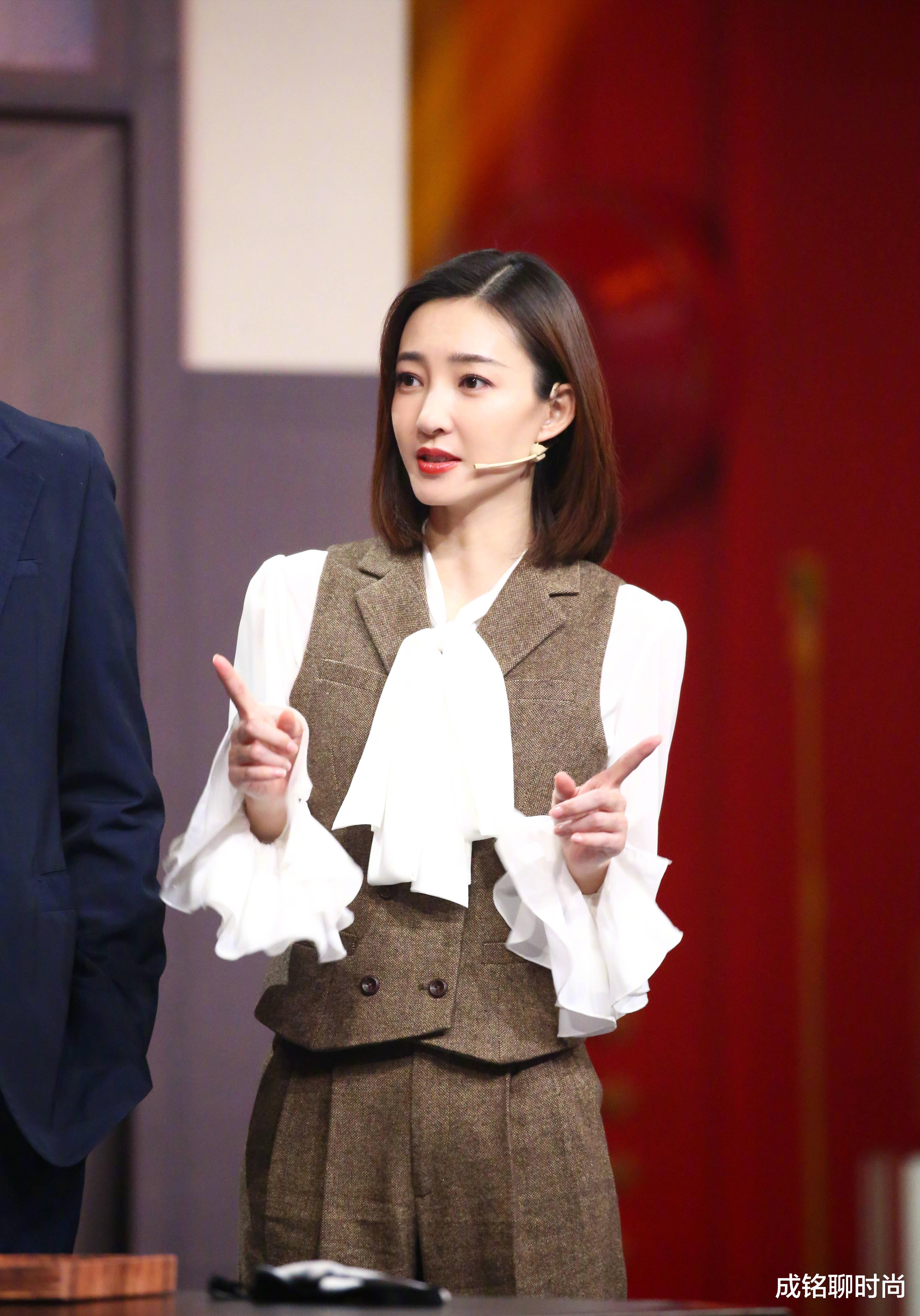 『西装』35岁王丽坤好气质,穿浅色西装配牛仔裤干净利索,时尚减龄又高级